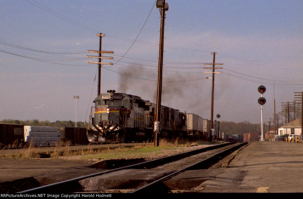 SBD 3599 leads a southbound train towards the station